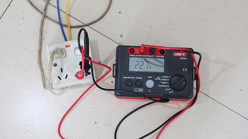 Ứng dụng đo điện áp của máy đo điện trở cách điện UNI-T UT501A